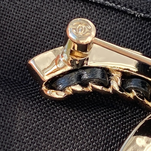 CHANEL 2022P GOLDEN TONE CC LOGO BLACK LEATHER CHAIN BROOCH PIN CHARM - Picture 12 of 15